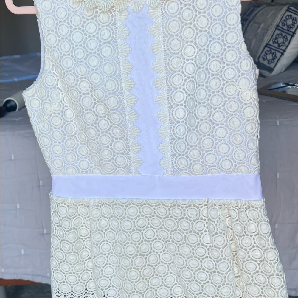 Sleeveless, fitted cream, eyelett top